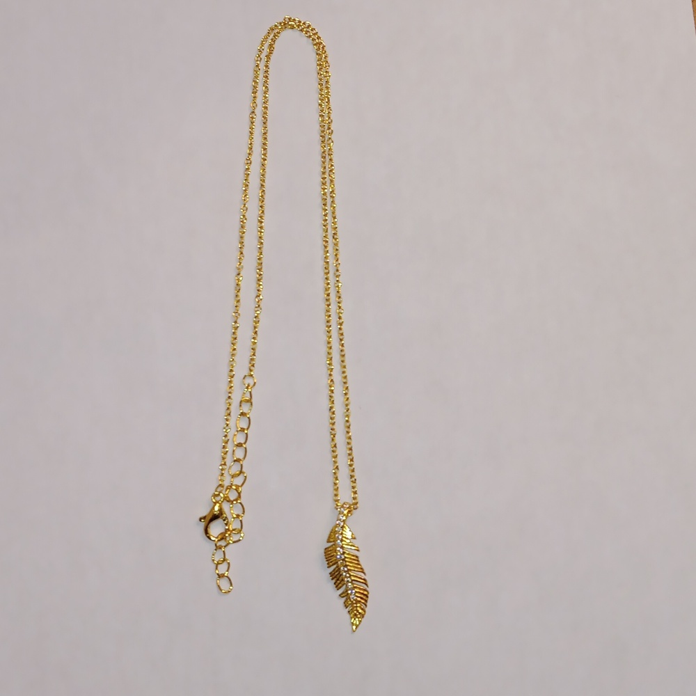 Elegant Gold Leaf Pendant Necklace